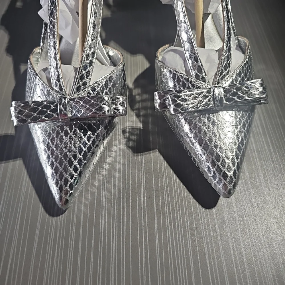 Kenneth Cole New York Umayra Silver Snake Pointed Toe Pumps Women's 7M NEW - Picture 3 of 12